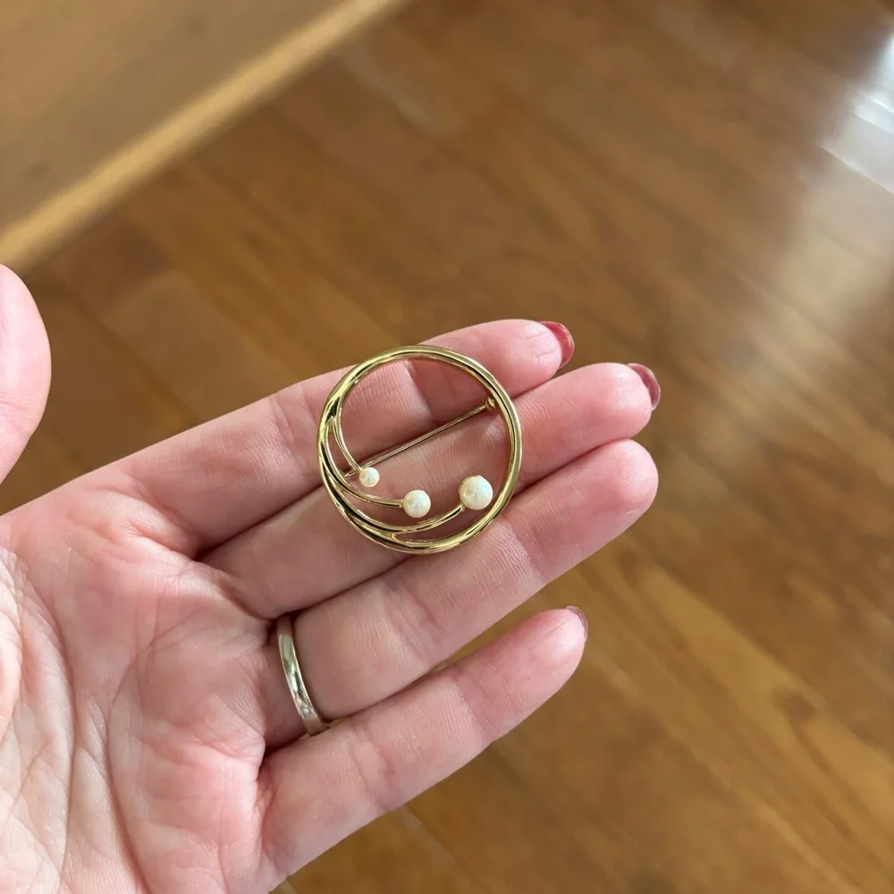 Vintage 80’s Gold Tone and Pearl Brooch Pin